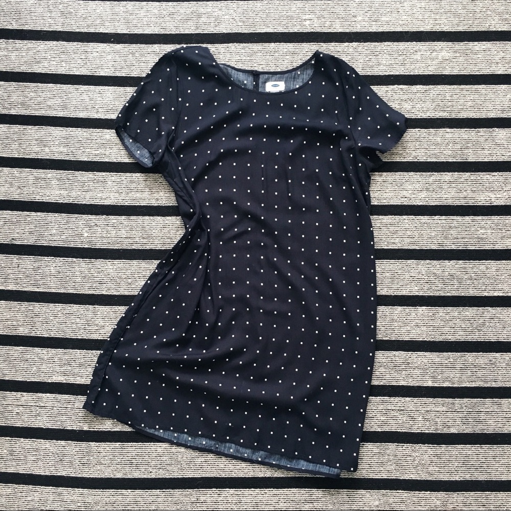 Short-sleeved shift dress
